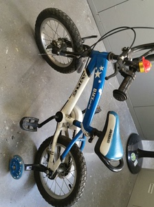 AING儿童自行车。