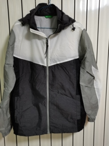 清理衣柜,低价转让n a防晒服一件,175码,衣服质量很好