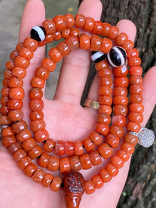 甘南红出自甘肃的迭部,这个区域的老南红珠子的密度异乎寻常的高