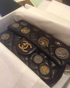 求购#求一个「98新香奈儿chanel 绝版钱币徽章包牛皮