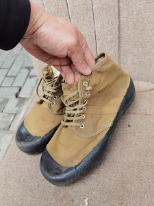 六,70年代土黄色高帮黄胶鞋,老球鞋明显使用过的痕迹41码