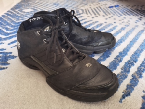 出男朋友一双篮球鞋 麦迪6代 黑武士配色 正品46码 他平时