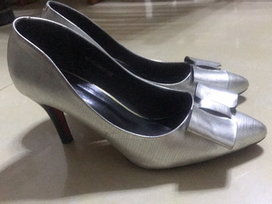 珂卡芙37码银色高跟鞋便宜转让啦!