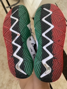 欧文4 黑人月 实战篮球鞋 鞋底全新 没有鞋垫 携带孔有损坏