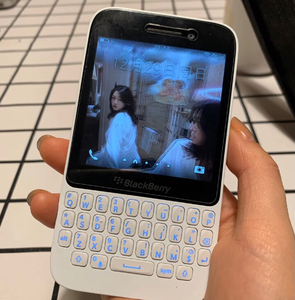 黑莓q5全键盘学生可爱戒网手机少女备用智能便宜手机拍照小手机