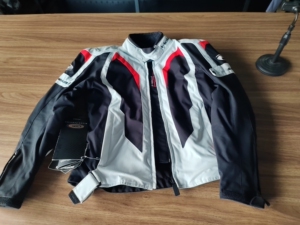 海德骑行服,实体店挂版的衣服,全新有品牌,没穿过,只是实体店