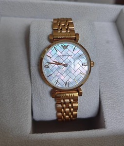 阿玛尼贝壳手表女