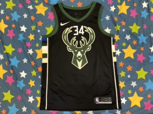 密尔沃基雄鹿队字母哥宣告版大鹿头sw球衣 m码 成色如图 售