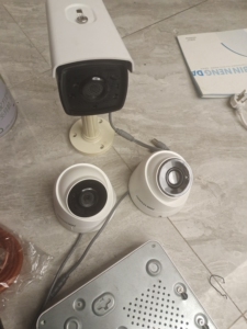 海康网络四路录像机,两个模拟半球,一个枪,摄像头50一个,录