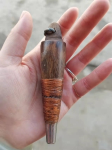 鹌鹑哨子,牛角做的,不知道什么牛的角,下端缠绕着金丝,像是铜