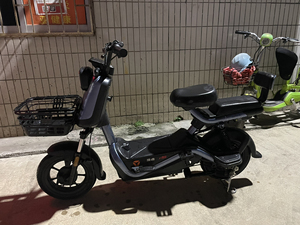 雅迪速迈,新国标电动自行车.300多公里准新车,证件齐全.