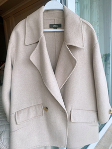 衣服是纯羊毛的,在专柜丝佛卡买的,质量特别好,上身好看,当时