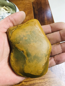 黄蜡石,老年斑细蜡冻手玩石够老气,全品原石与图片相似度达到百