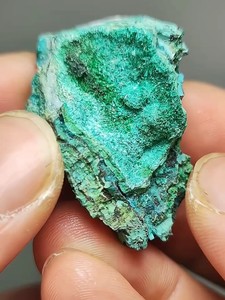 产自云南的绒毛状水胆矾共生硅孔雀石矿物晶体标本，尺寸40×2