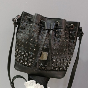 mcm黑色水钻满天星铆钉抽绳斜挎包水桶包.正常使用痕迹.中号