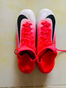 巴塞罗那足球鞋