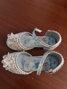 女童爱沙公主包头凉鞋，尺码28码，银色。一口价29元，不包邮