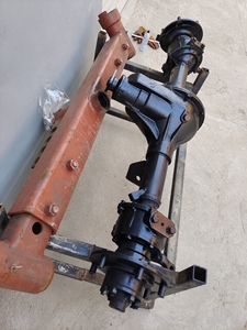 改装黑色四驱前桥总成,盘到盘约1.13米,配套钢圈内孔140