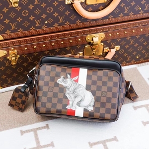 lv 动物园系列 棕色 棋盘格 犀牛图案 单肩 邮差包 斜挎
