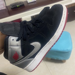 之前去重庆旅游aj专卖店买的 黑色比较经典 也好搭衣服当时真