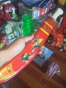 老玩具塑料刀一把,刀库特别好看,只是刀把有童年烧粘过的痕迹