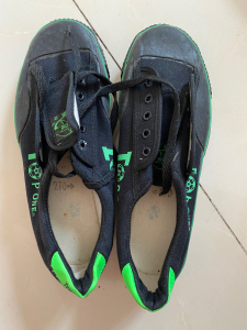 大博文足球鞋 黑绿色老款,44码,全新,状态如图,谢绝议价