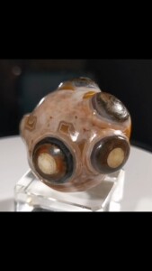 战国红玛瑙眼睛石摆件天眼戈壁象形石玉石手把件九眼天珠