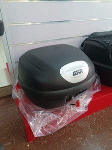 givi全新e33尾箱，带底座和靠背，踏板可以用，可以放一个