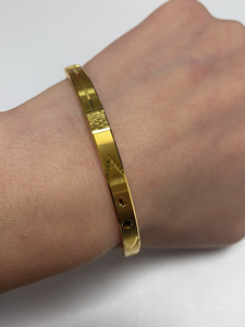 足金999手镯,中国黄金购买,28g,记不清具体,只多不少