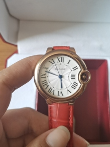 百乔品牌的手表,8.5成新,没戴几次!缺钱,所以转卖!侧面轻