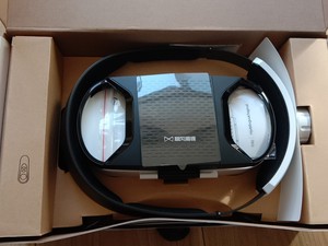 出暴风魔镜4，品牌为暴风，型号为魔镜4，是一款黑色的VR眼镜