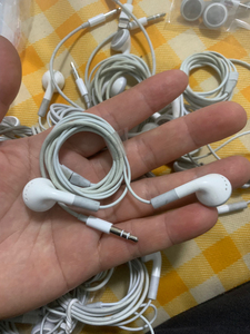 原装苹果老款ipod  mp3耳机,没线控,只听歌.经典老款