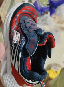 斯凯奇品牌的儿童运动鞋，颜色为红蓝白，款式为休闲跑步鞋。鞋底