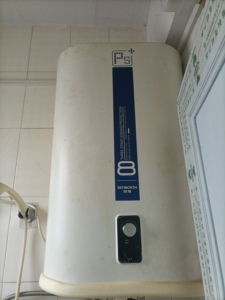 出创维品牌的热水器，颜色为白色，款式为电热储蓄水热水器。该热