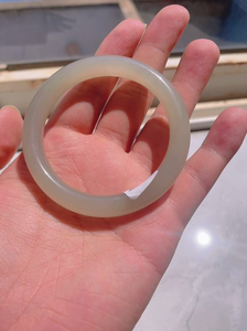 天然和田玉烟灰手镯圈口56一个58一个润度干净度都可以