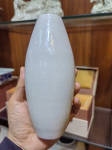 清代早期德化窑白釉印花橄榄瓶