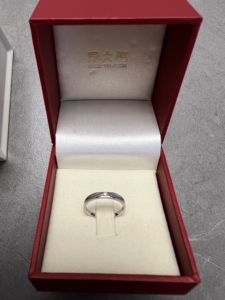 周大福铂金镶钻石圆钻戒指(尺寸13号)带盒 1在西安钟楼开元