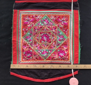 毛南族背带,绸布底,刺绣图案精致,底布柔软,适合做衣服,包包