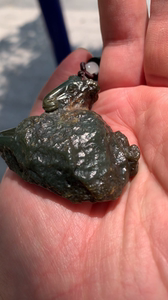 新疆和田玉戈壁料,叶城产区青玉色系.料子有一个弧度,把玩起来