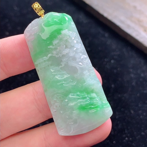 手机实拍,天然翡翠,冰润18k金扣飘绿山水牌挂件,尺寸46.