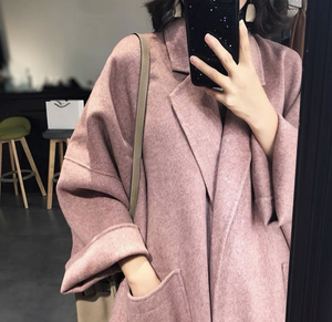 赫本风烟灰粉,雾霾粉双面羊毛呢大衣,版型是宽松那种,布料很舒