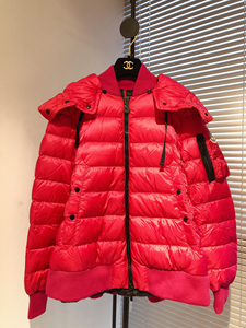 moncler 盟可莱红色羽绒服外套上衣