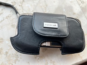 诺基亚真皮手机挂腰套，E71、E72可用，原装配件，质感优秀