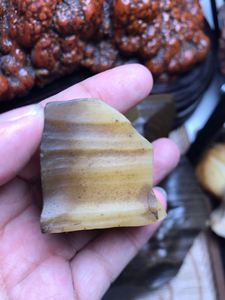 杜热螺旋纹沙漠漆;玉质莹润通透,乌鸦皮包金黄色的肉.可雕人物