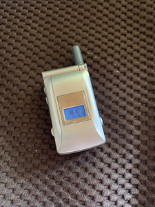 星王天时达sg2288小翻盖手机,香槟色,成色如图,插卡有信