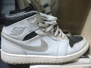 nike ,aj1狼灰钩子是银色的,老款aj现在市面均无货