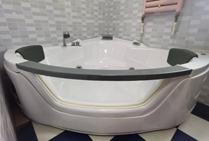 阿波罗按摩浴缸-一体式亚克力扇形冲浪浴缸，尺寸:长1550×
