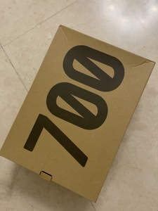 椰子yezzy700og鞋盒,不包邮,有划痕.需要的拍