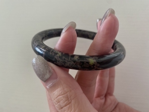 梅花玉手镯 家里老人买的,一直放着未戴过,收拾东西才发现