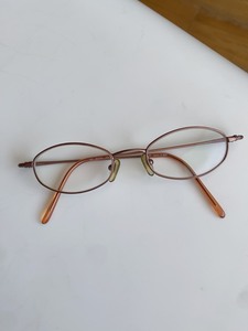 闲置眼镜架镜片平光。镜架是几年前雅视眼镜店特意挑选的。桔褐色